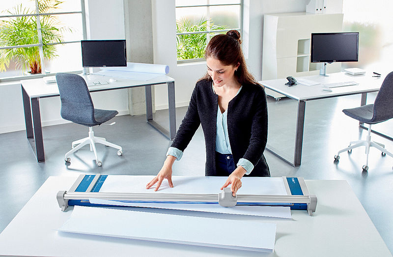 csm_Dahle_Dahle_Rollenschneider_556_Milieu_Office_Anwendung_02__20220728112012_414377_2bef920511